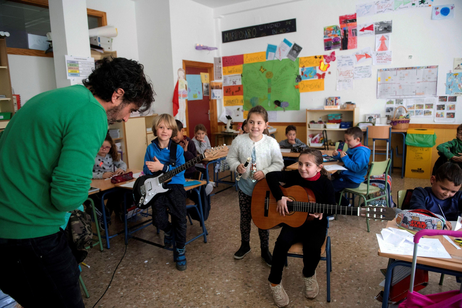 Un profesor de música en una clase. Un profesor de música en una clase.
