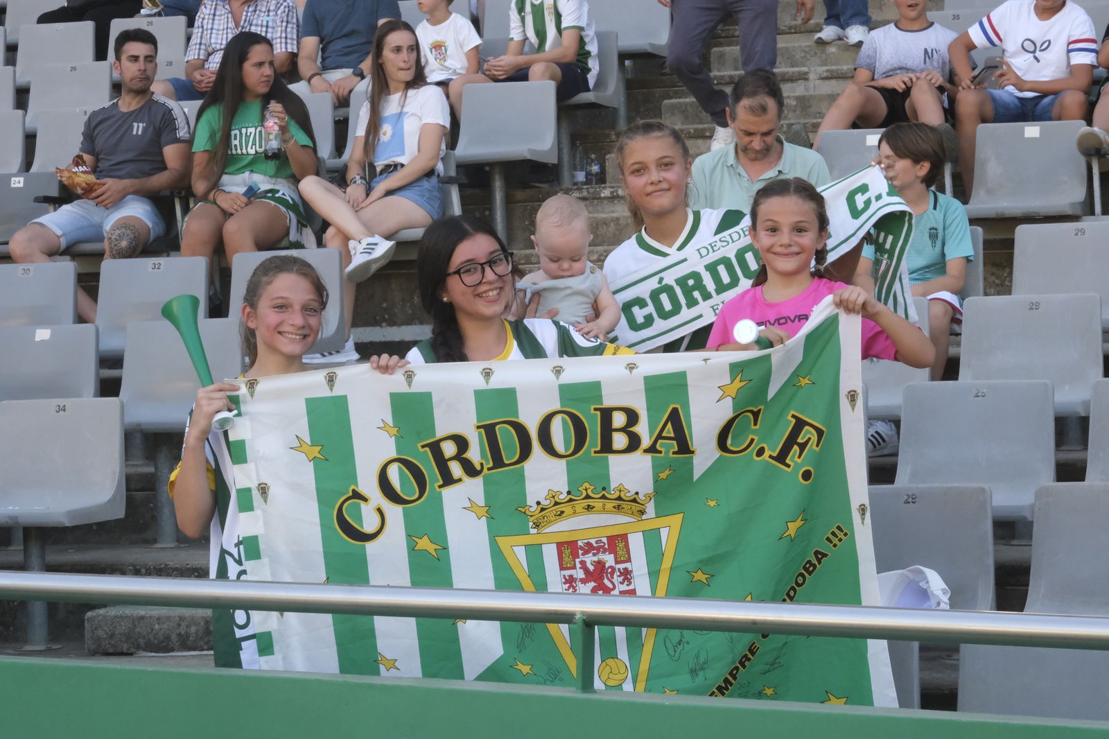 Grupo de aficionadas del Córdoba animan en El Arcángel.