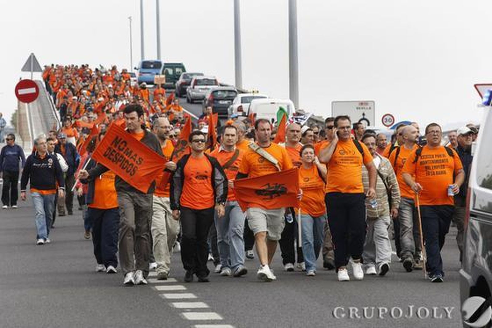 La plantilla de Cádiz Electrónica marcha de El Puerto a la capital para reclamar soluciones ante el ERE que plantea la empresa. 

Foto: Fito Carreto