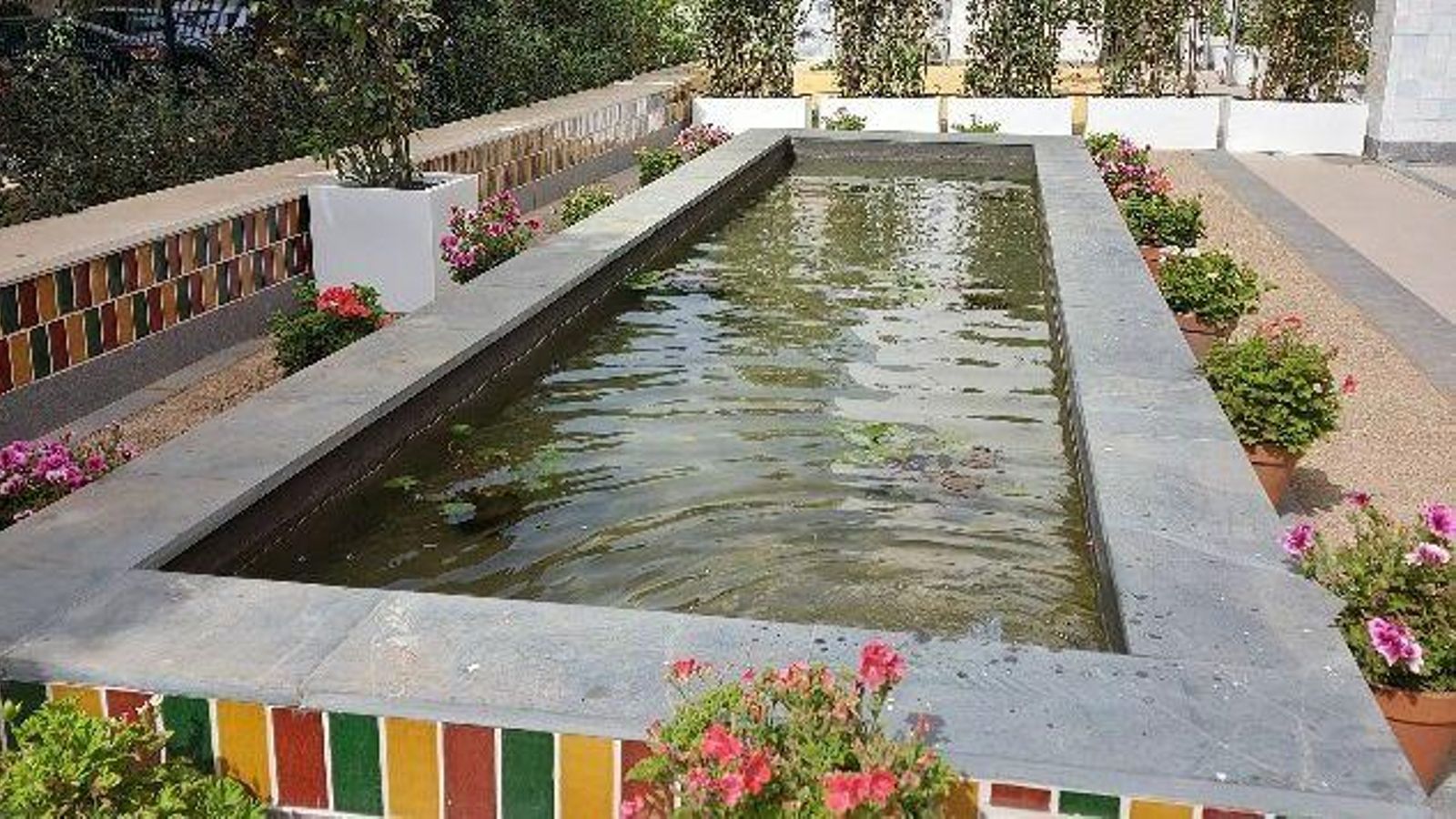 Uno de los espacios exteriores en otras residencias de Ballesol