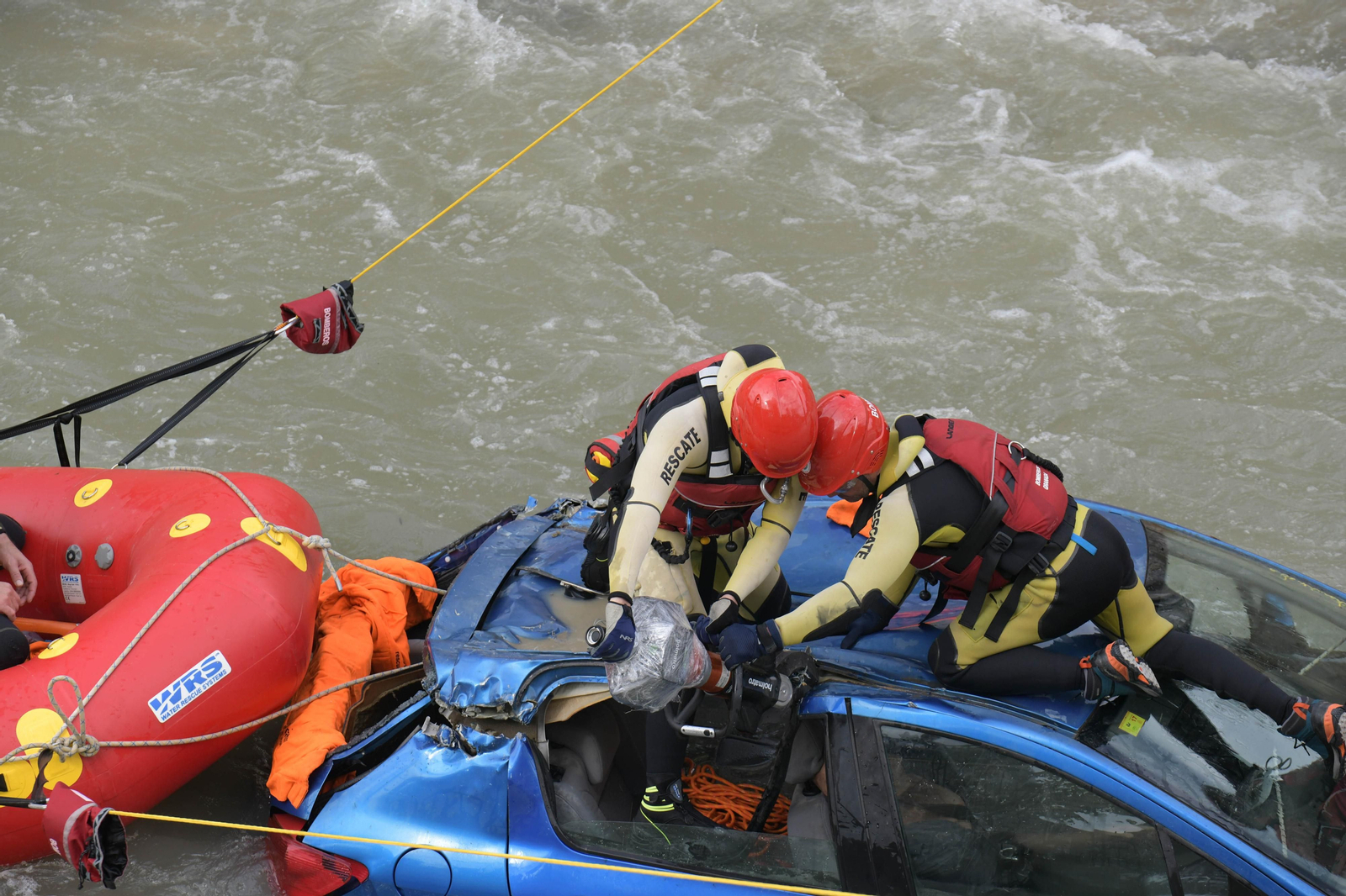 Fotos: Las mejores imágenes del simulacro de rescate de un coche accidentado en el río Genil de Granada