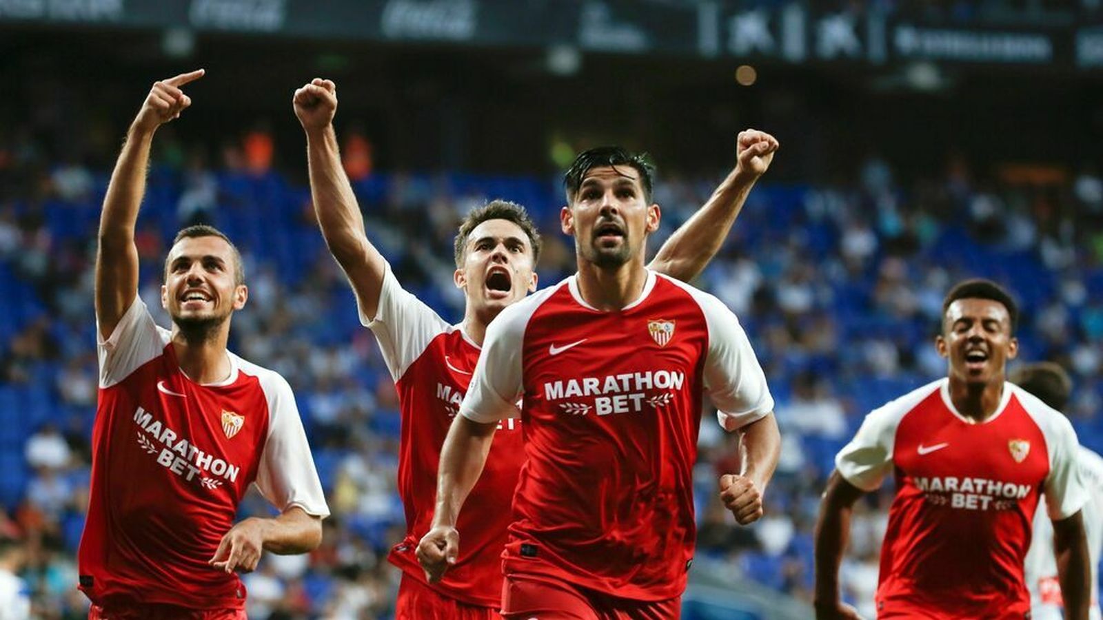 Joan Jordán, Reguilón y Nolito celebran el 0-2 dirigiéndose a la afición sevillista en Cornellá.