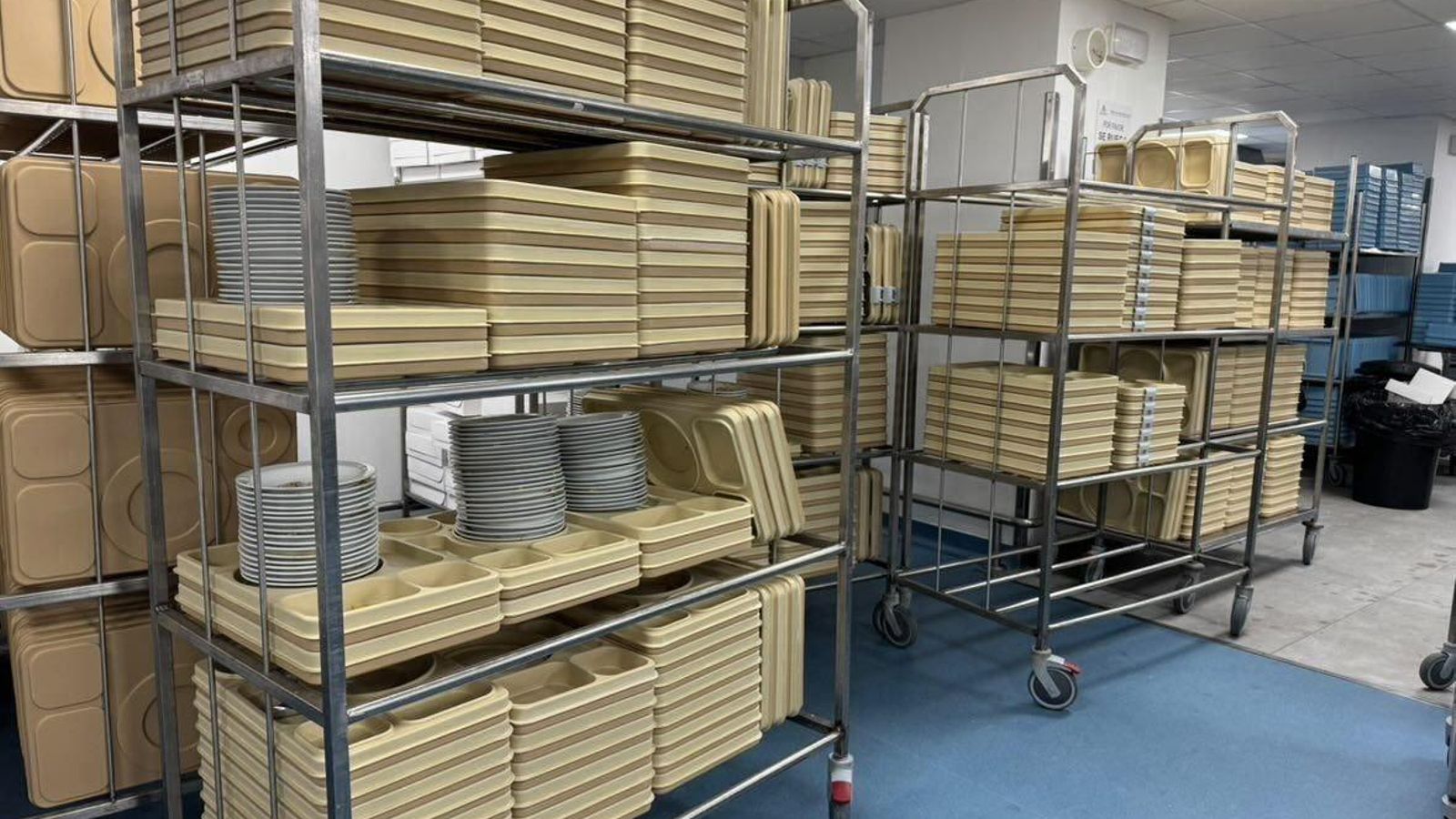 La imagen que provocó esta conflicto laboral pues penosa. Y, lo peor, es que los pacientes comieron hasta con dos horas de retraso y, muchos de ellos, comieron alimentos ya frío a pesar del sistema de hermetismo con el que cuentan las bandejas