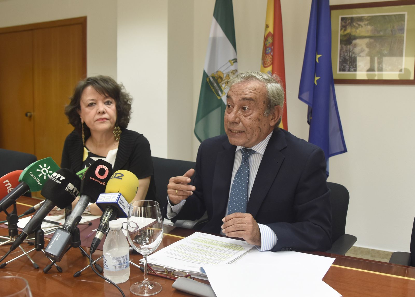 Rafaela Valenzuela y Antonio Bracero, ayer, en la sede del SEPE.