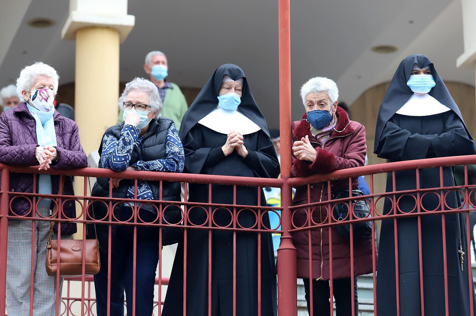 Imágenes de la procesión del Cautivo  bajo la lluvia en Huelva
