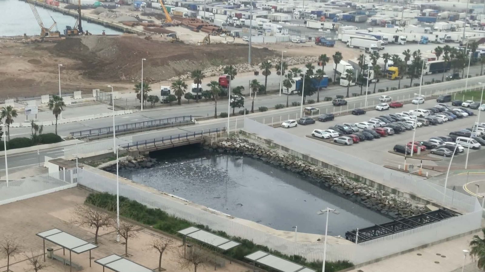 Verdemar alerta de vertidos y malos olores en la Dársena de La Galera mientras el río de la Miel queda bloqueado por las ampliaciones portuarias.