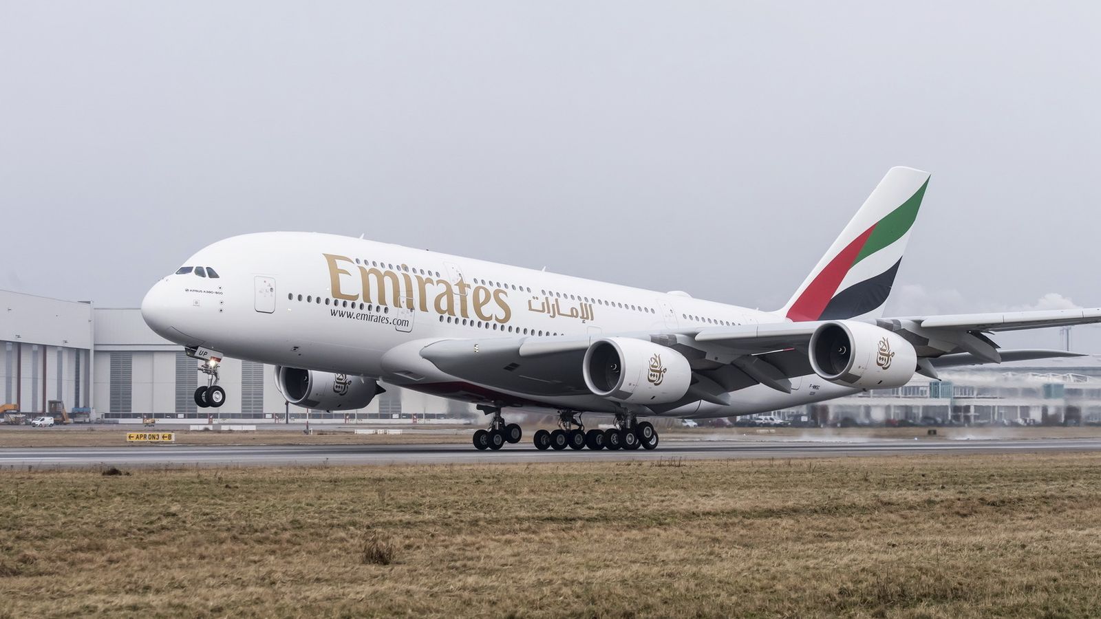 Un avión de Emirates en la pista de un aeropuerto.