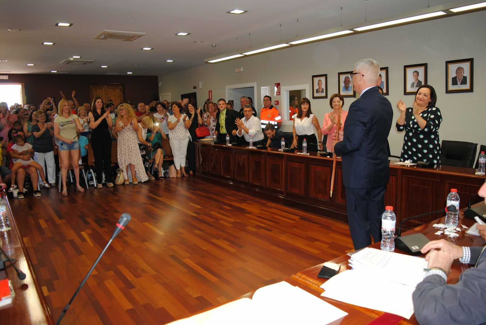 Caluroso aplauso en el momento de recoger el bastón de mando.