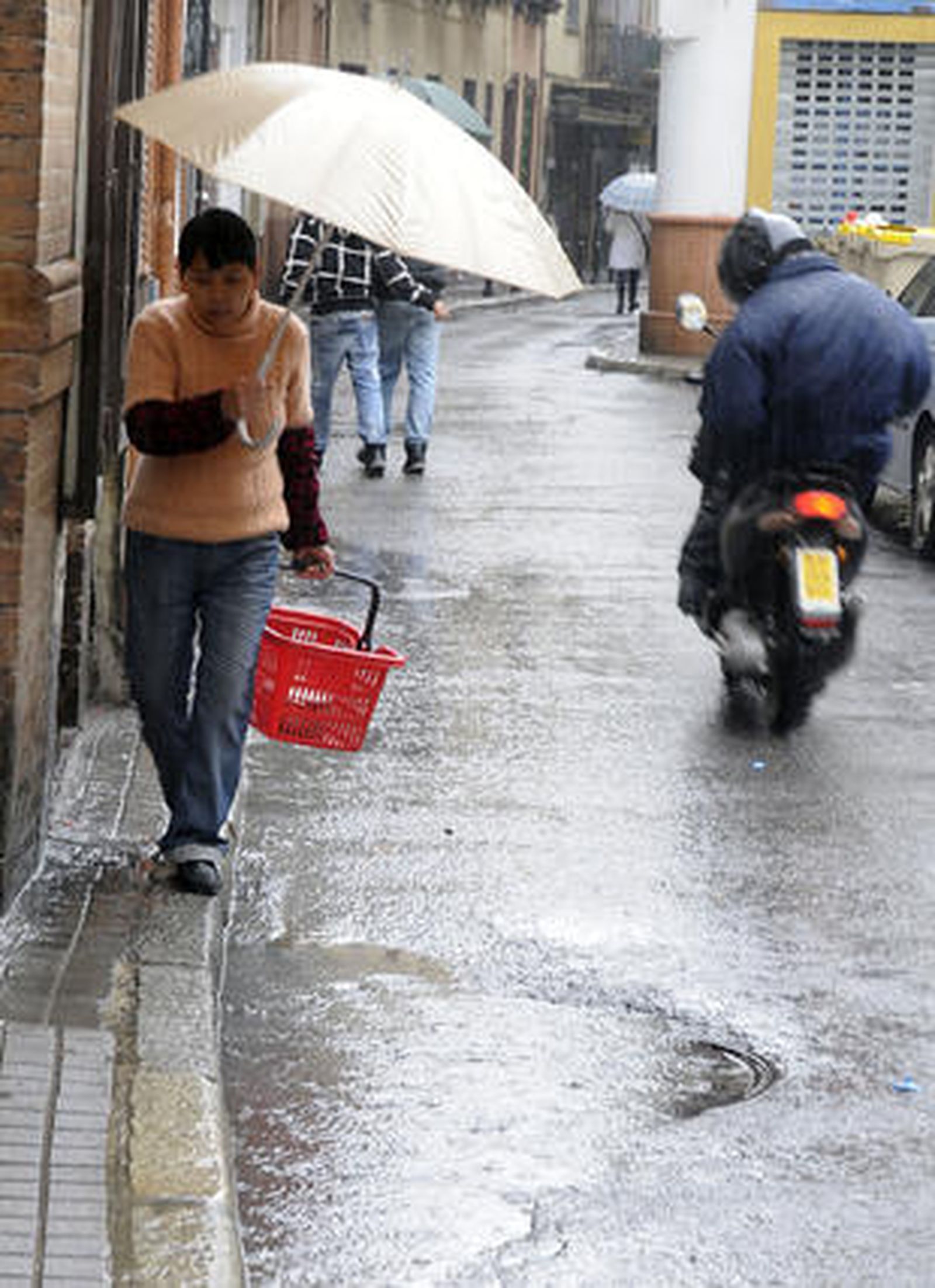 Una mujer se dirige a hacer la compra a pesar de las precipitaciones.

Foto: J. C. Vázquez, B. Vargas y A. Pizarro
