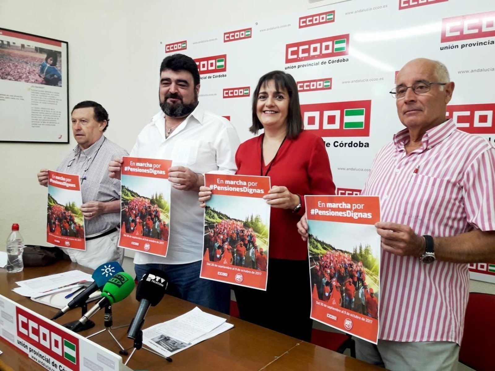 Vicente Palomares y Paloma Borrego, en el centro, ayer en la sede de CCOO.
