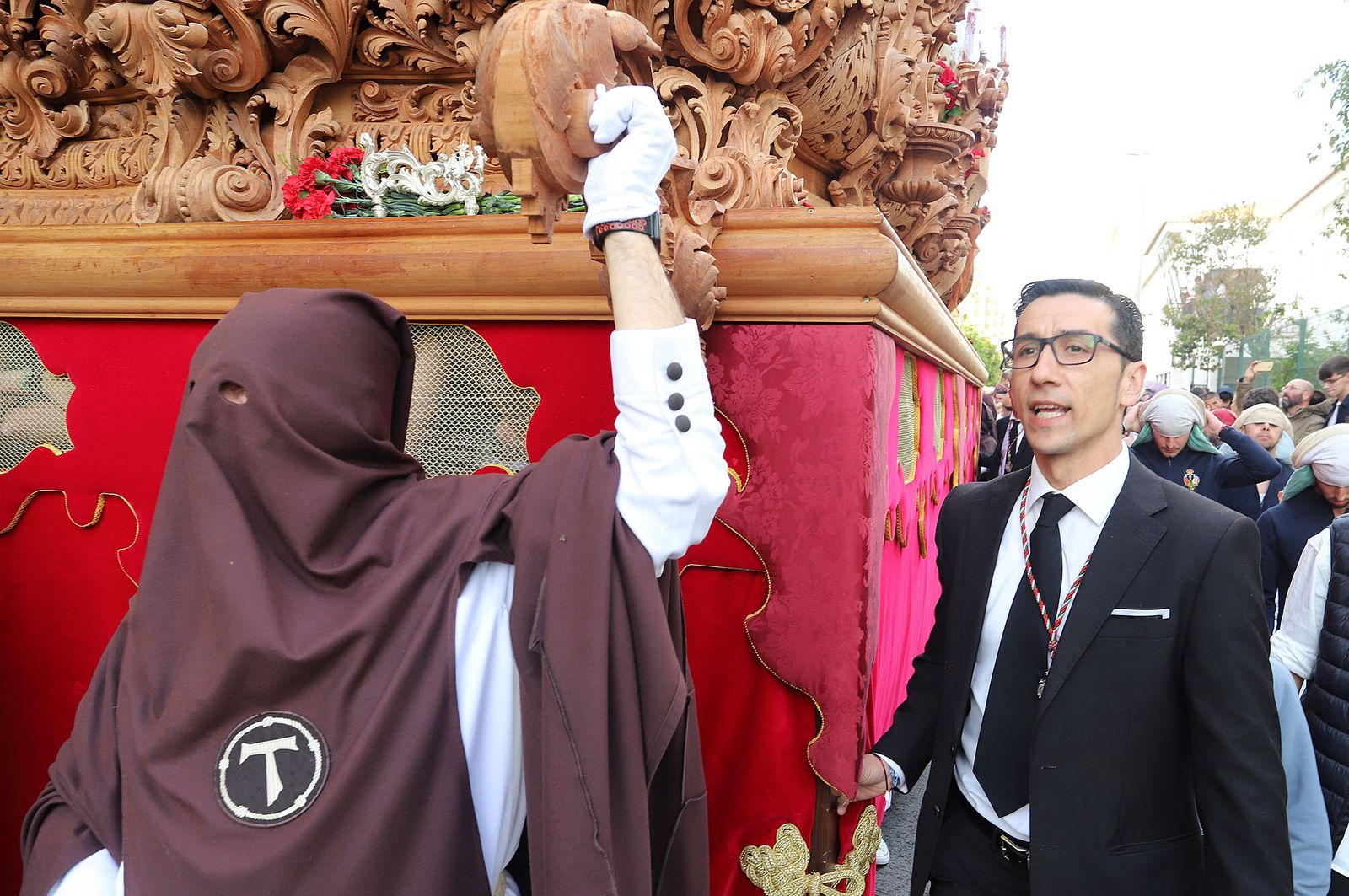 Imágenes de la procesión de La Sentencia por las calles de Huelva