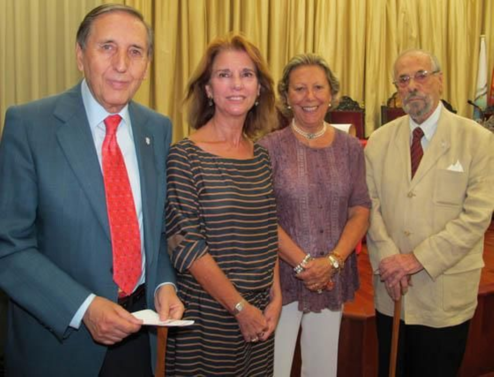 El psiquiatra Jaime Rodríguez Sacristán, ex presidente de la Academia de Medicina de Sevilla; Isabel de León, marquesa de Méritos
y presidenta de la Real Academia de Bellas Artes Santa Isabel de Hungría, Enriqueta Vila, directora de la Real Academia de Buenas Letras y el pintor Antonio Milla Jiménez.

Foto: Victoria Ramírez