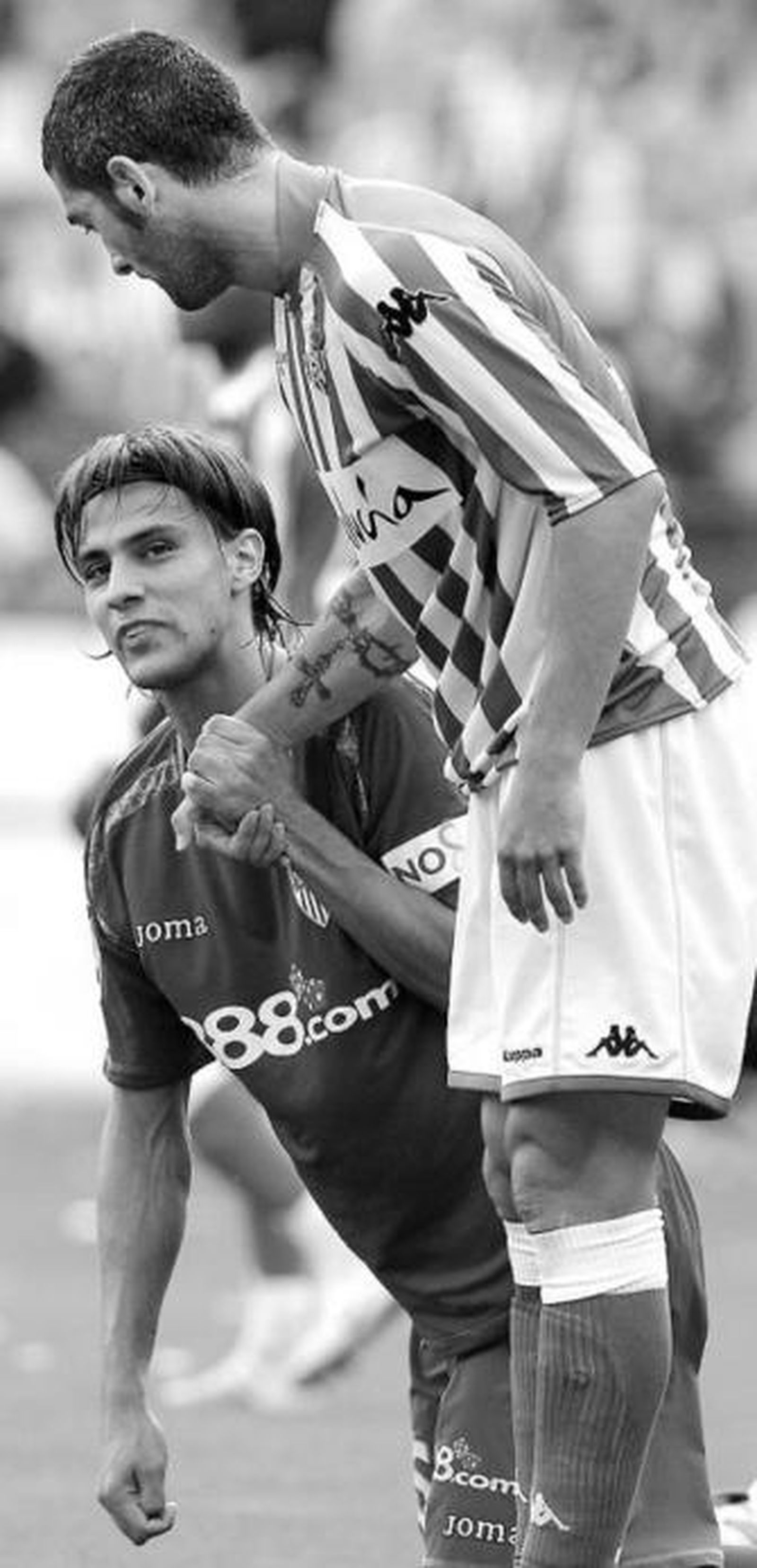 Arzu se saluda con David Prieto.