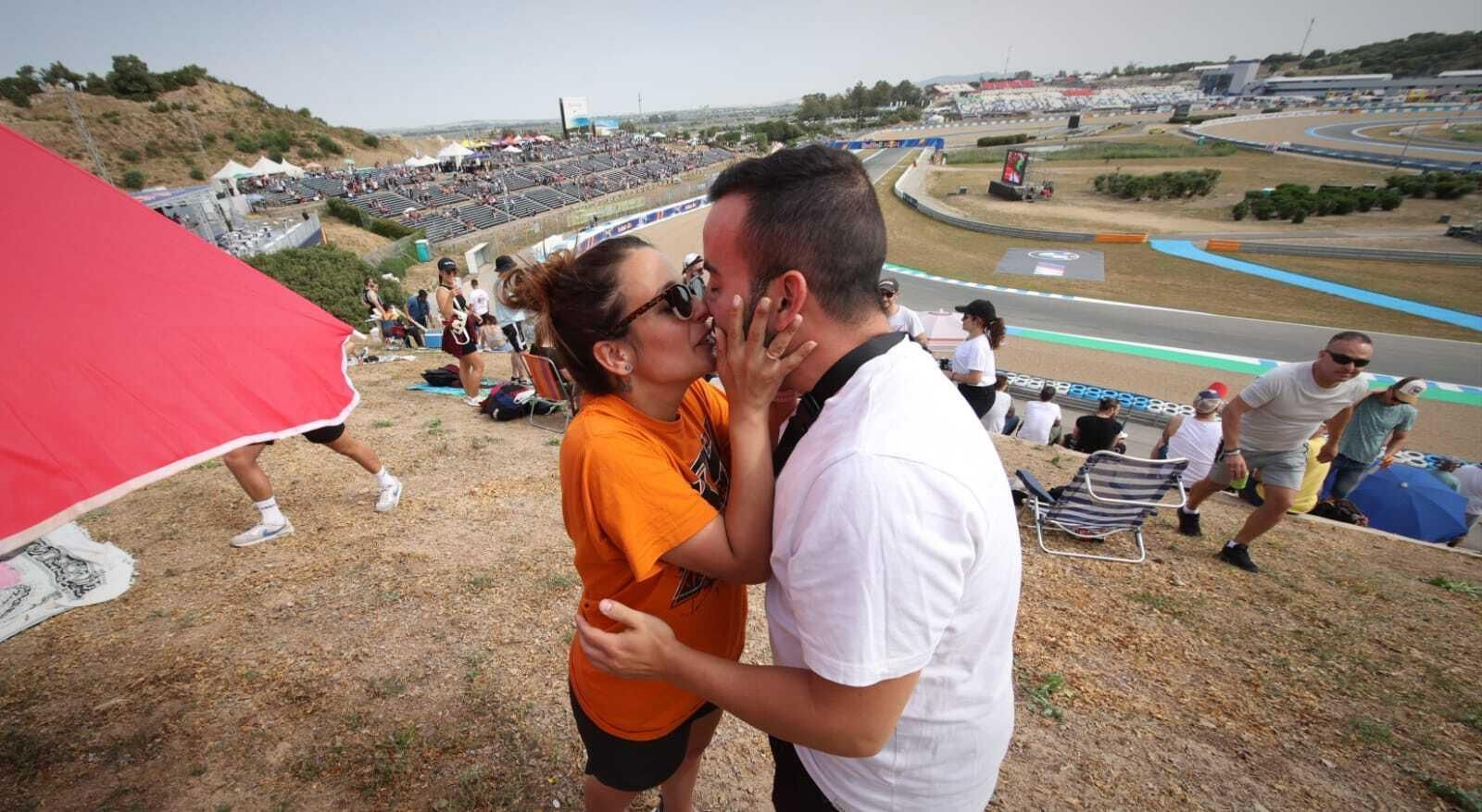 Rubén y María se besan en la pelousse del Circuito de Jerez.