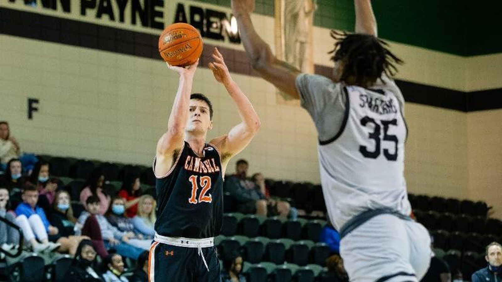 Jesús Carralero lanza a canasta.