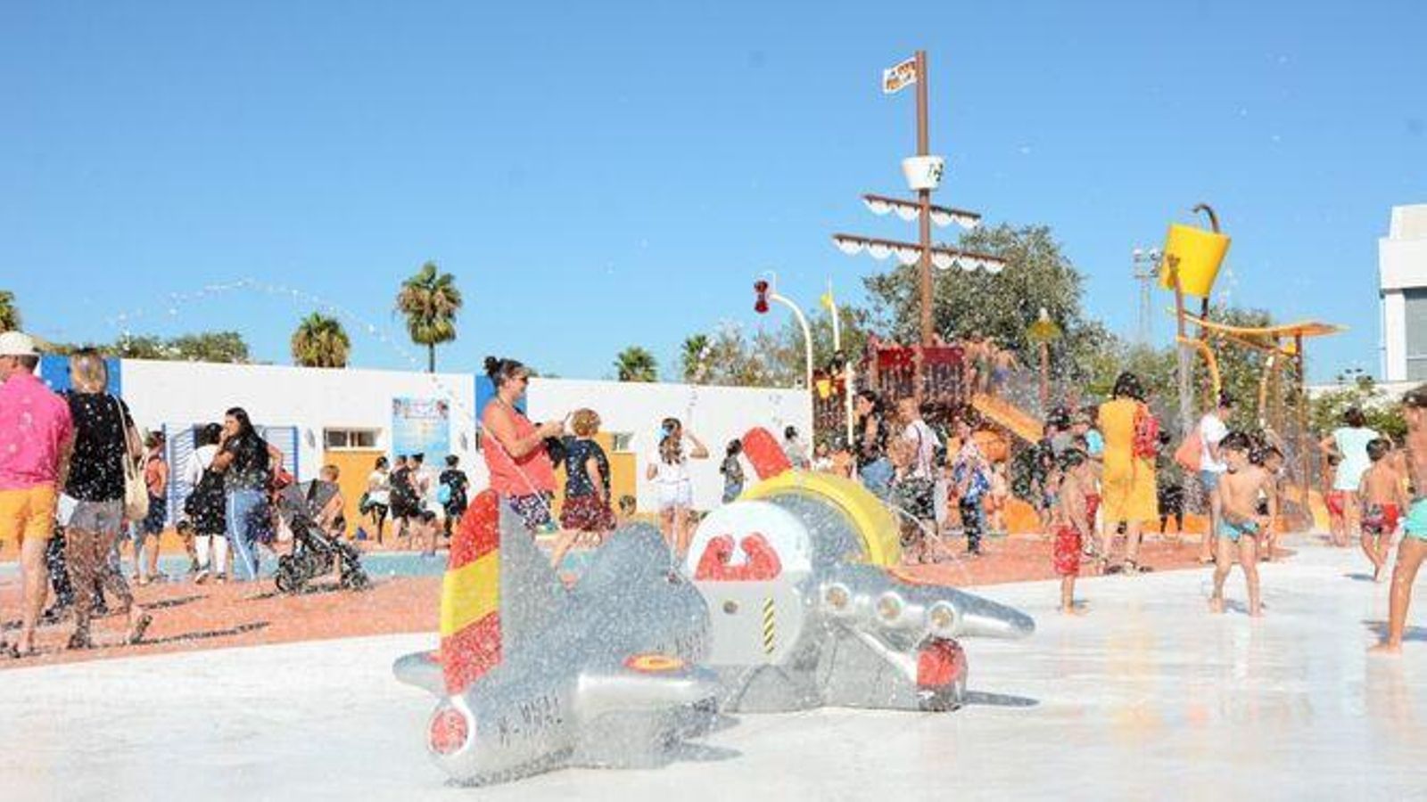 Personas divirtiéndose en el Parque Acuático de Palos de la Frontera