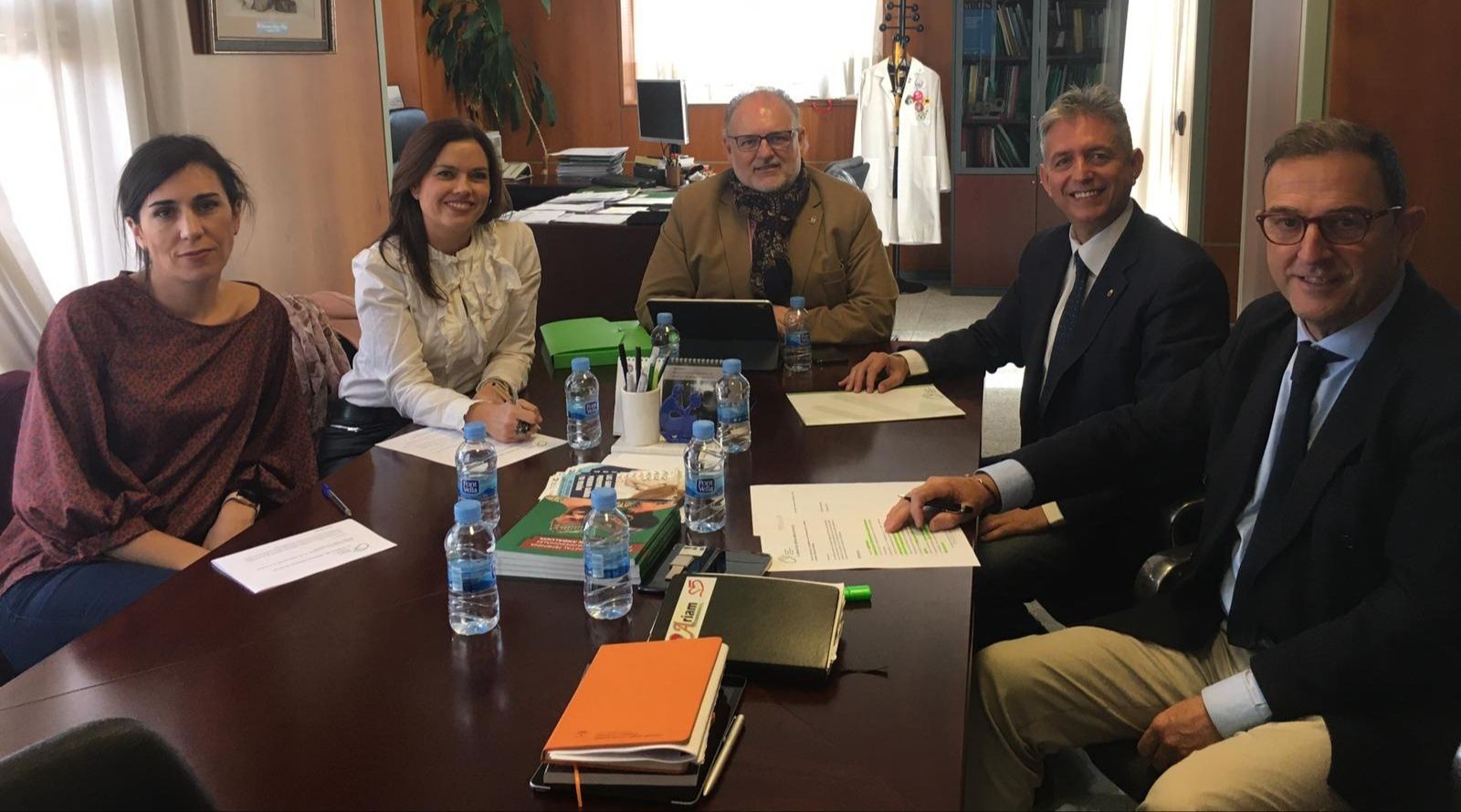 Reunión de miembros del Colegio de Fisioterapeutas de Andalucía con el gertente del SAS (centro).