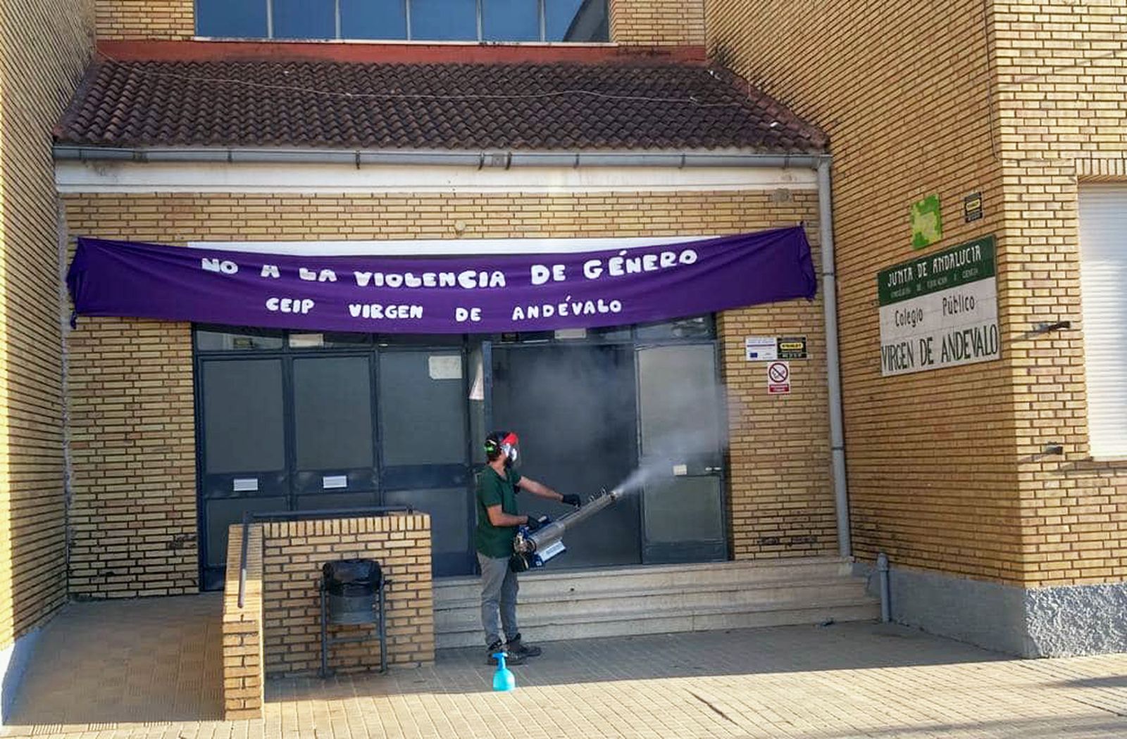 Tareas de desinfección en el CEIP Virgen de Andévalo de El Cerro