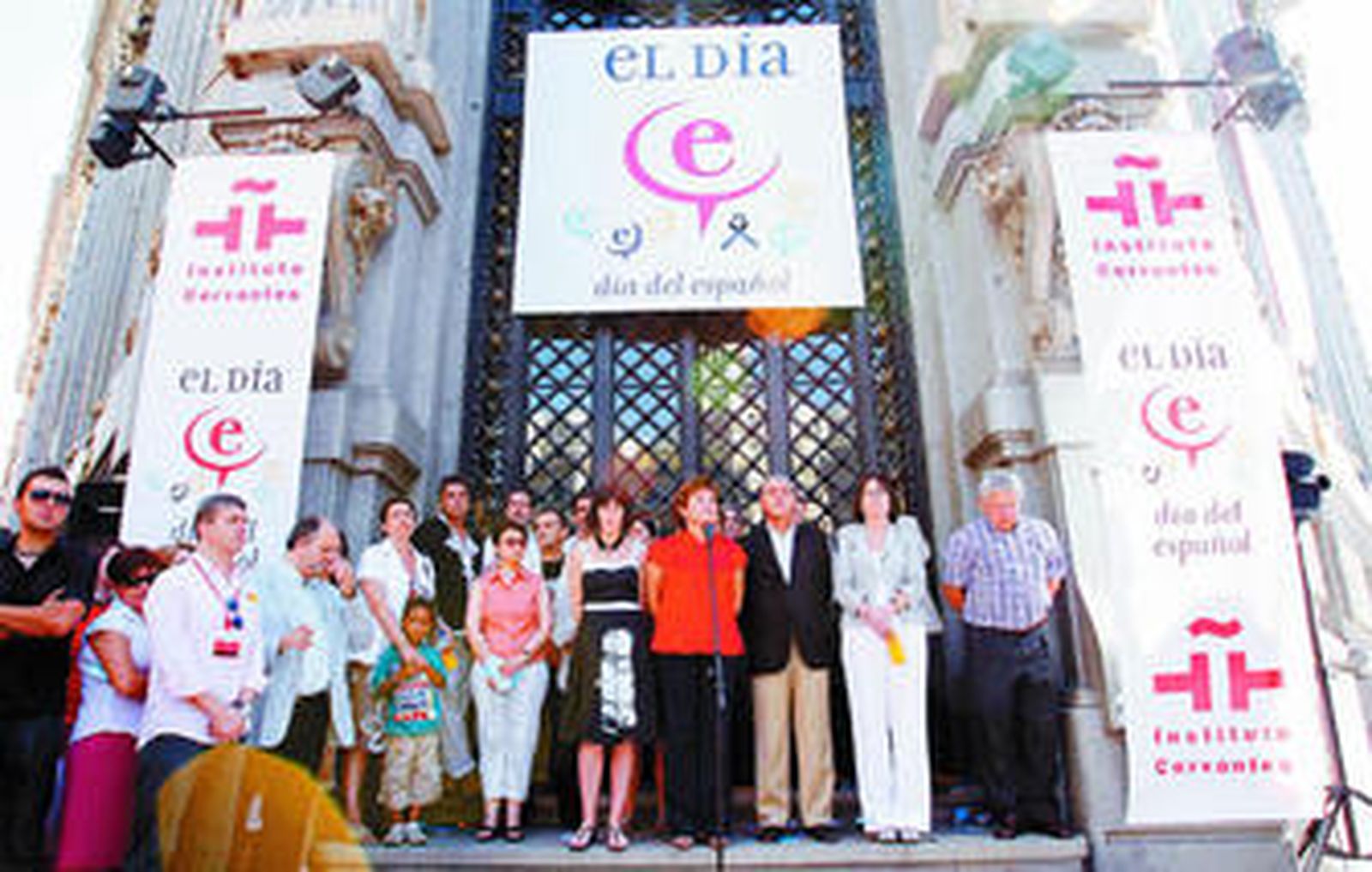 Carmen Caffarel, directora del Instituto Cervantes ayer frente al micrófono.