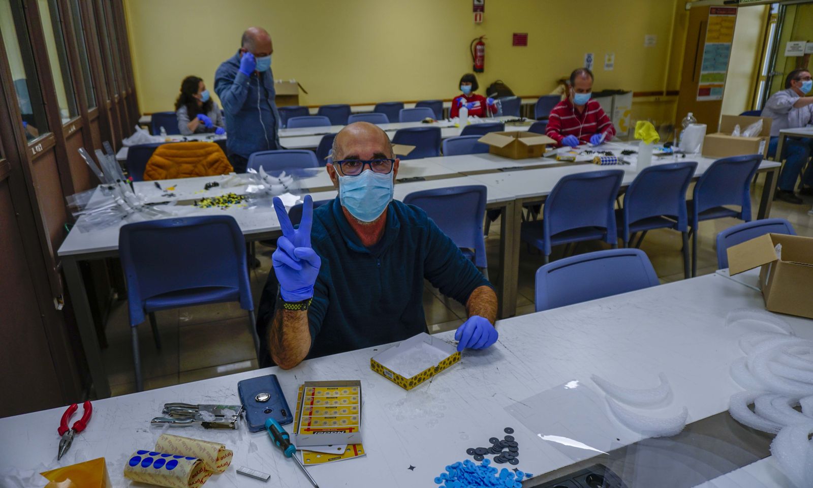 Coronavirus en Sevilla: El Fablab de la Escuela de Arquitectos fabrica mil mascarillas al día.