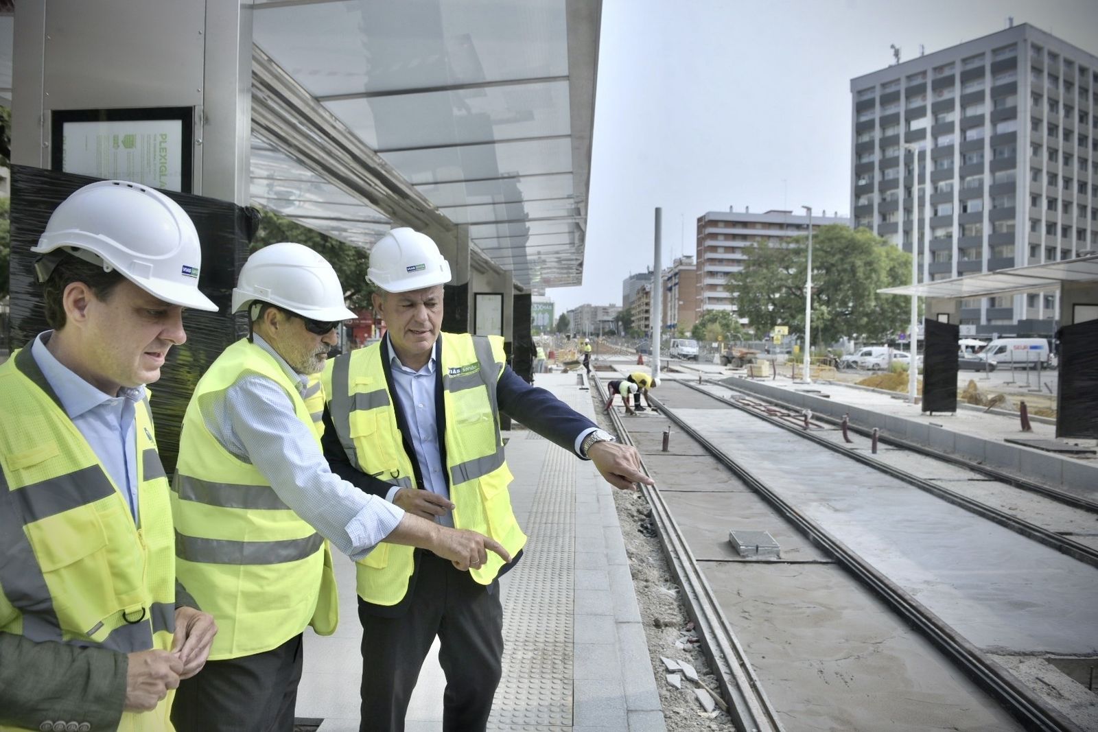 San Francisco Javier hasta Vedruna también se abrirá al tráfico el 1 de agosto. En la foto, Sanz con Juan de la Rosa (Urbanismo) y el ingeniero Salvador Botija de Tussam.