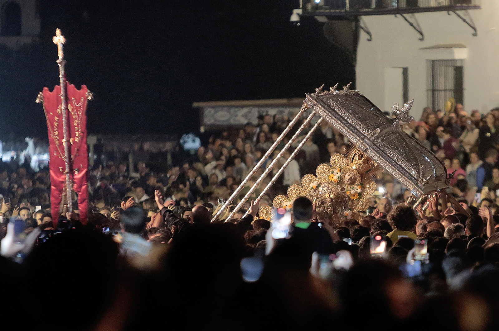 El Rocío 2023: Salto a la reja y procesión de la Virgen del Rocío en imágenes