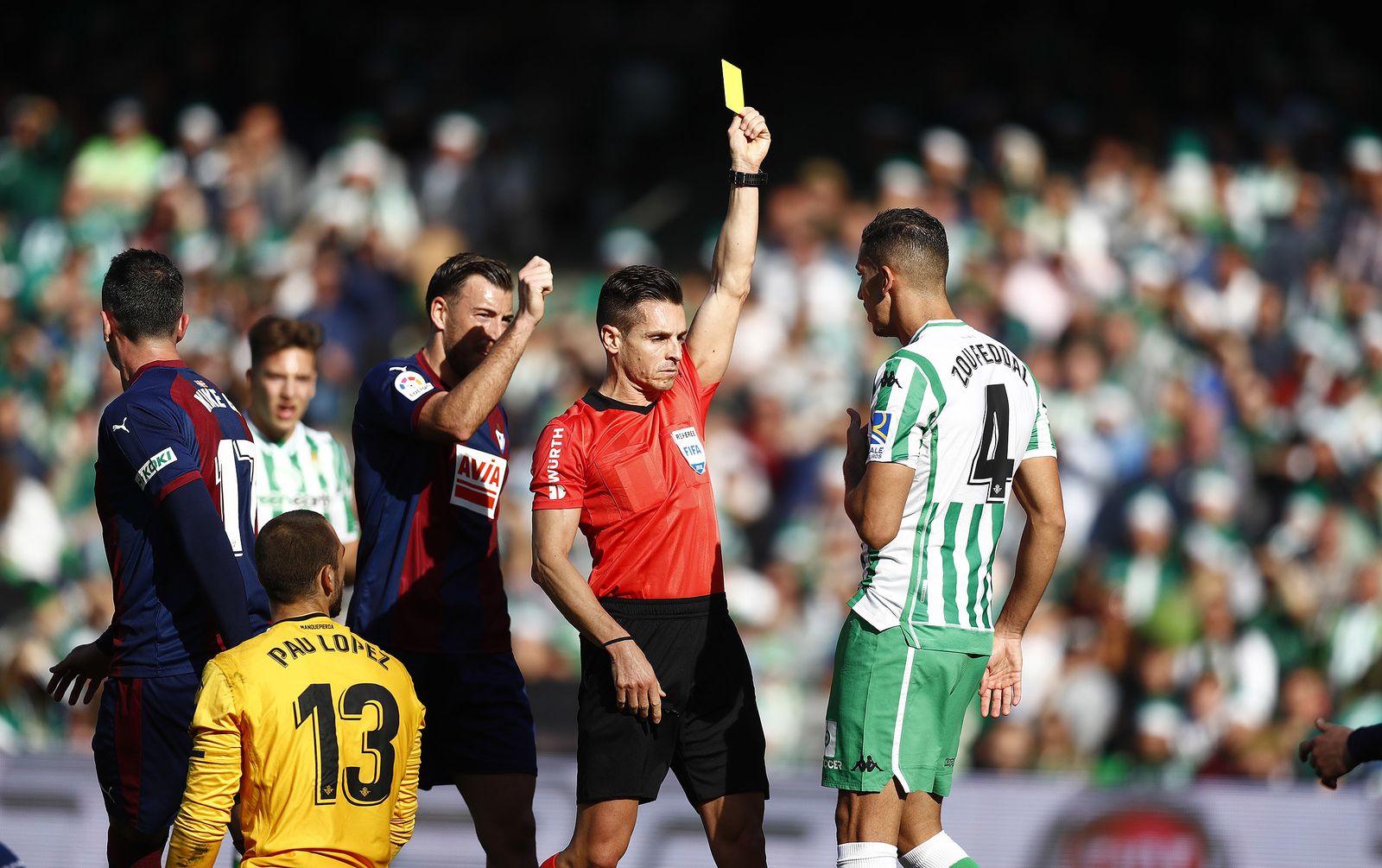 Del Cerro le muestra la tarjeta a Feddal tras decretar el penalti.