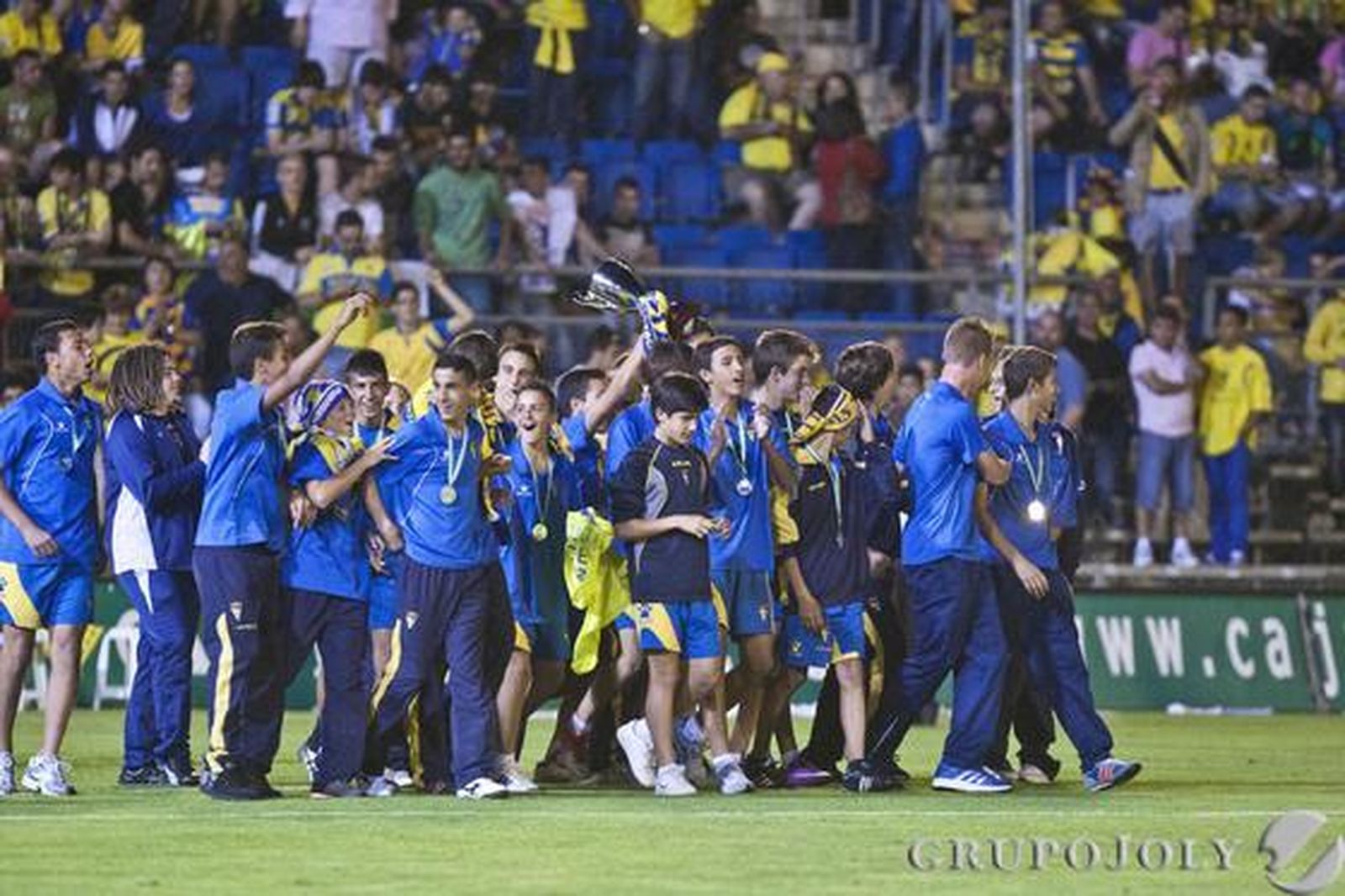 En el descanso se homenajeó al Cádiz infantil.

Foto: Julio Gonzalez