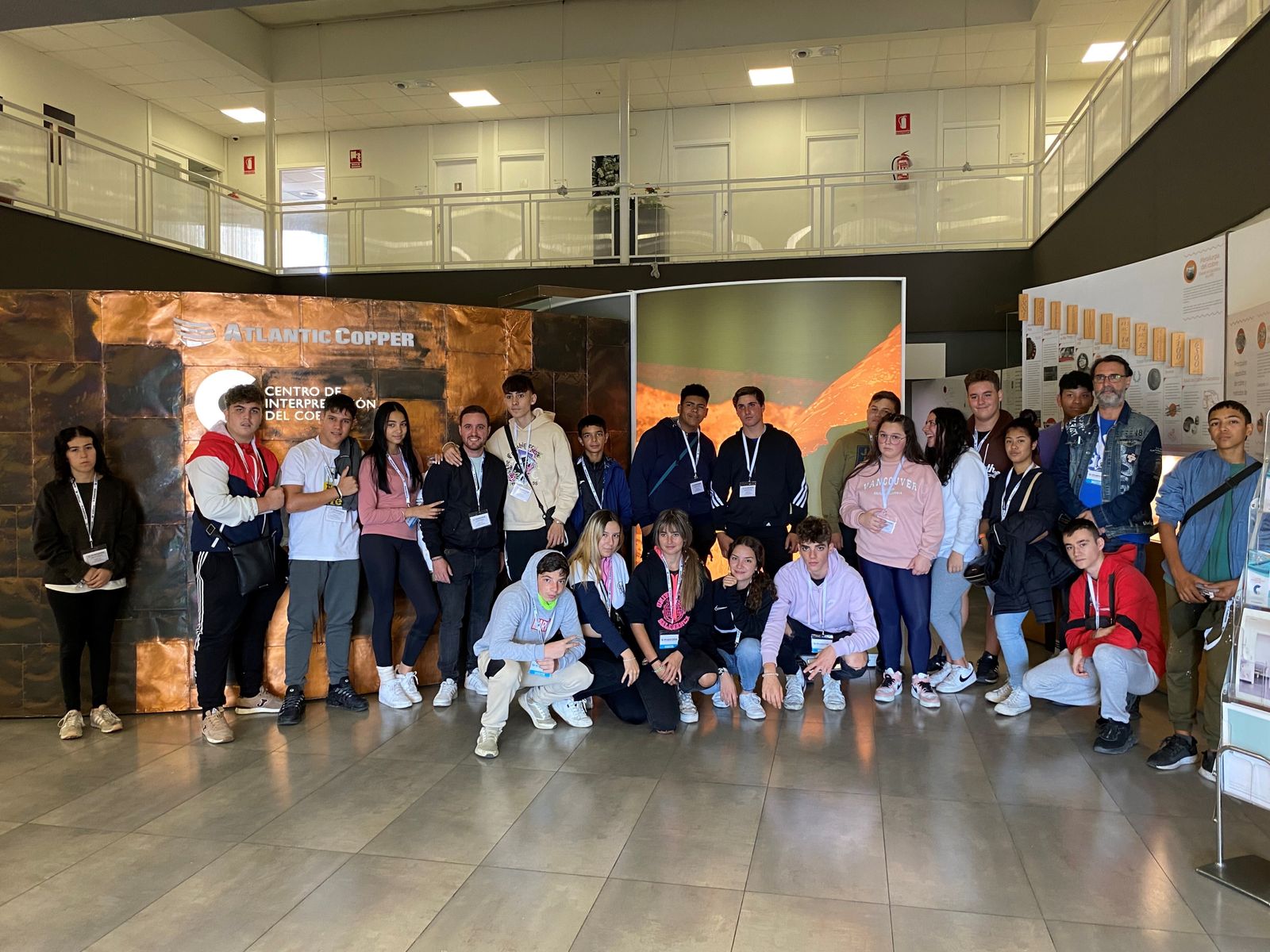 Un grupo de escolares en el Centro de Interpretación del Cobre de Atlantic Copper.