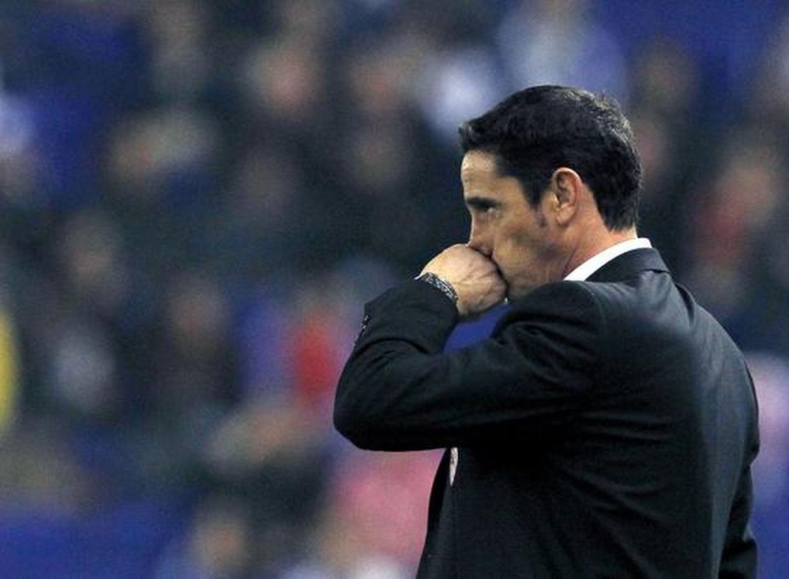 Jiménez observa concentrado un partido.

Foto: Alberto Estévez / Efe