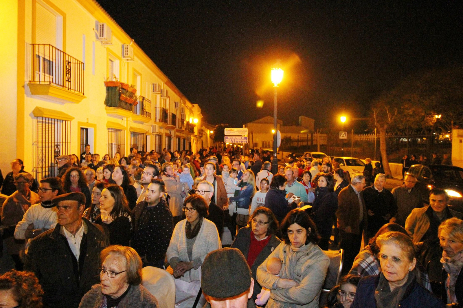 La concentración para pedir un nuevo párroco en Moguer, en imágenes