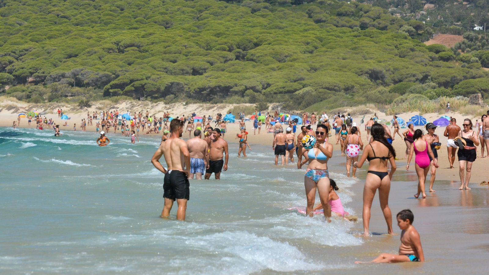 Día de sol y viento en la playa de Bolonia