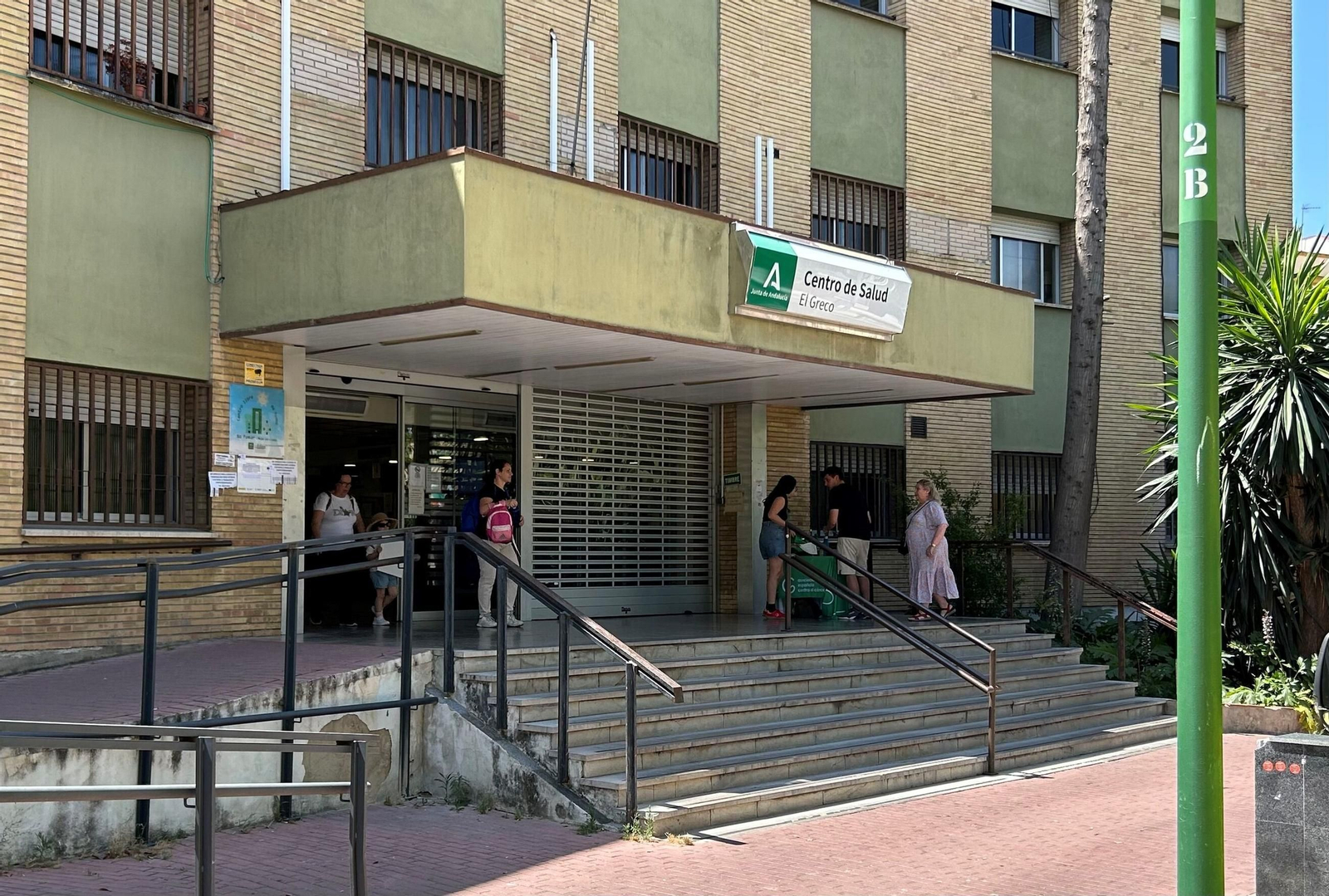 Varias personas entran y salen del centro de salud de El Greco.