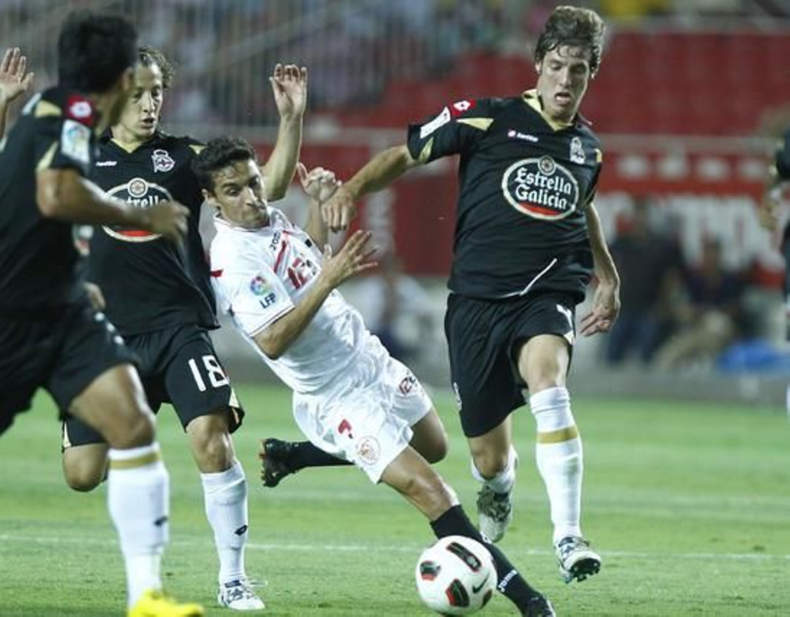 Navas intenta progresar entre tres contrarios. / Antonio Pizarro