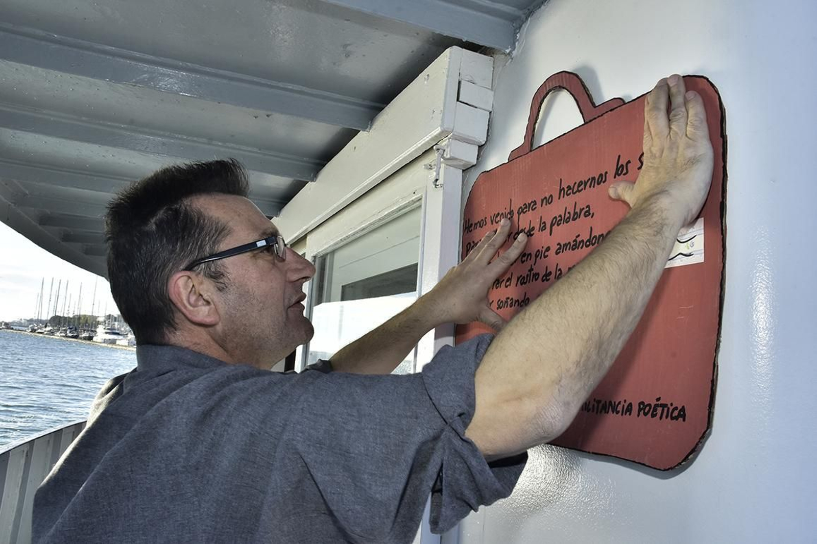Colocación de varios paneles con poemas en el ferri Virgen de los Milagros que cubre el trayecto entre Ayamonte y Villa Real de San Antonio. Colocación de varios paneles con poemas en el ferri Virgen de los Milagros que cubre el trayecto entre Ayamonte y Villa Real de San Antonio.