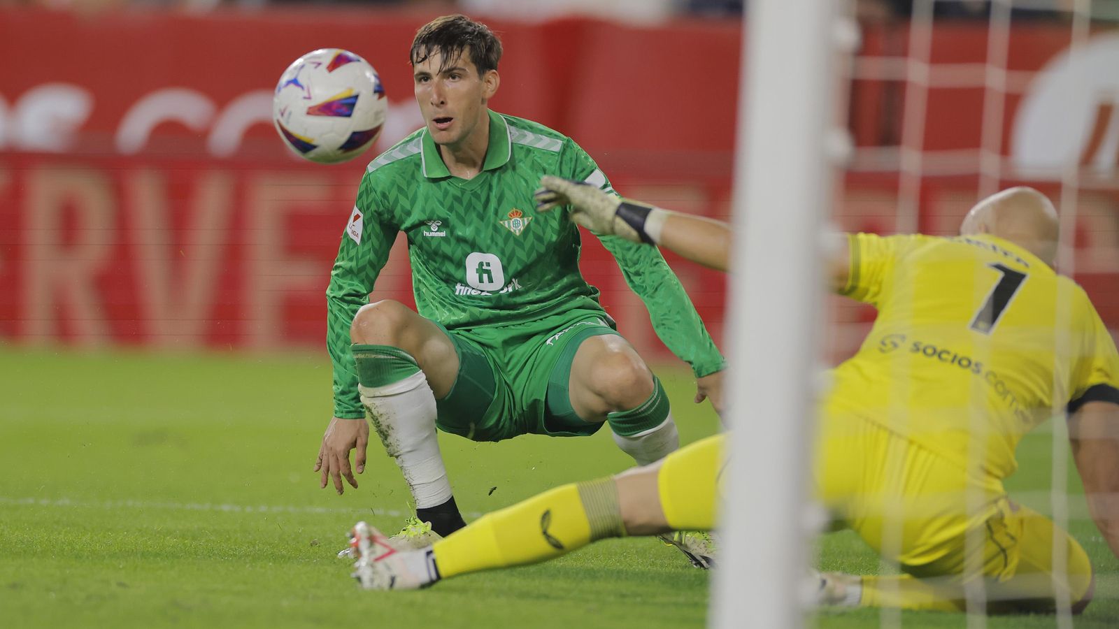 Miranda se levanta para rematar alto ante Dimitrovic.