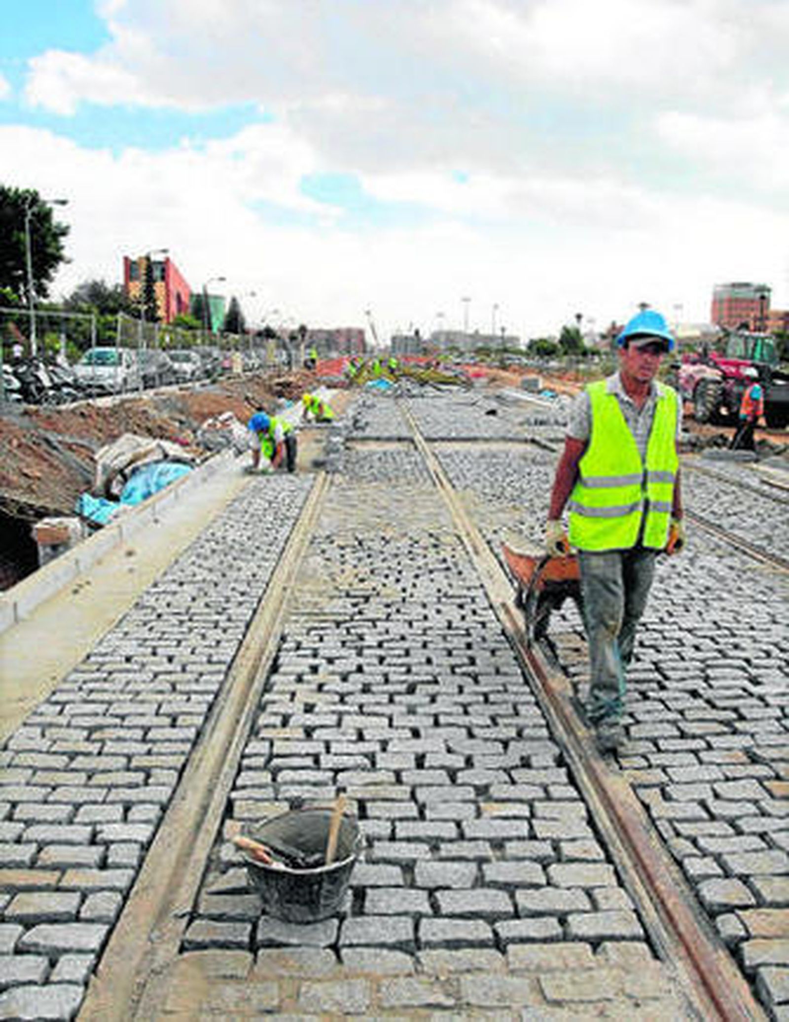 Imagen de la obra del Metro en superficie, en la zona de Teatinos.