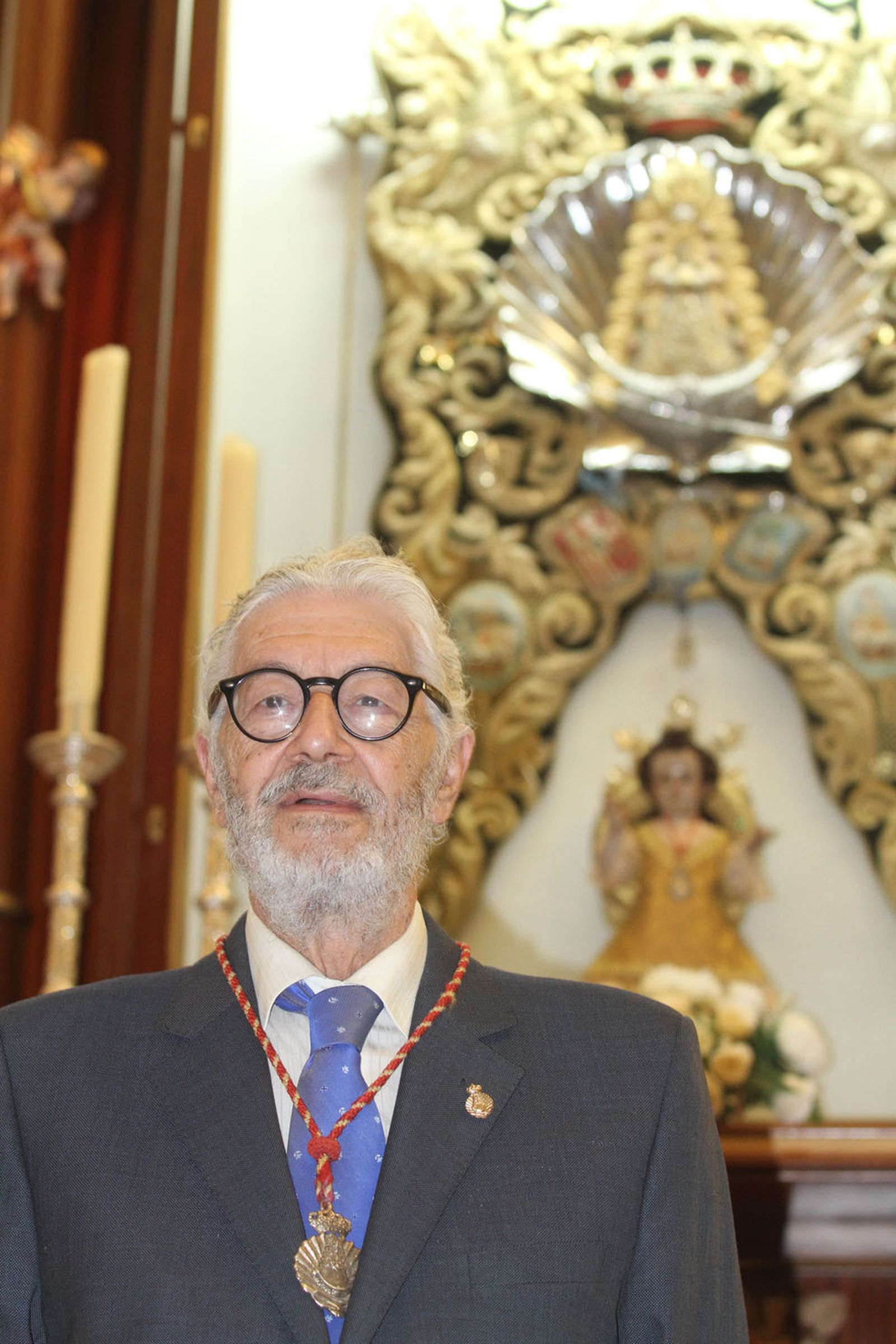 Eduardo Fernández Jurado, ante el Simpecado de Emigrantes.