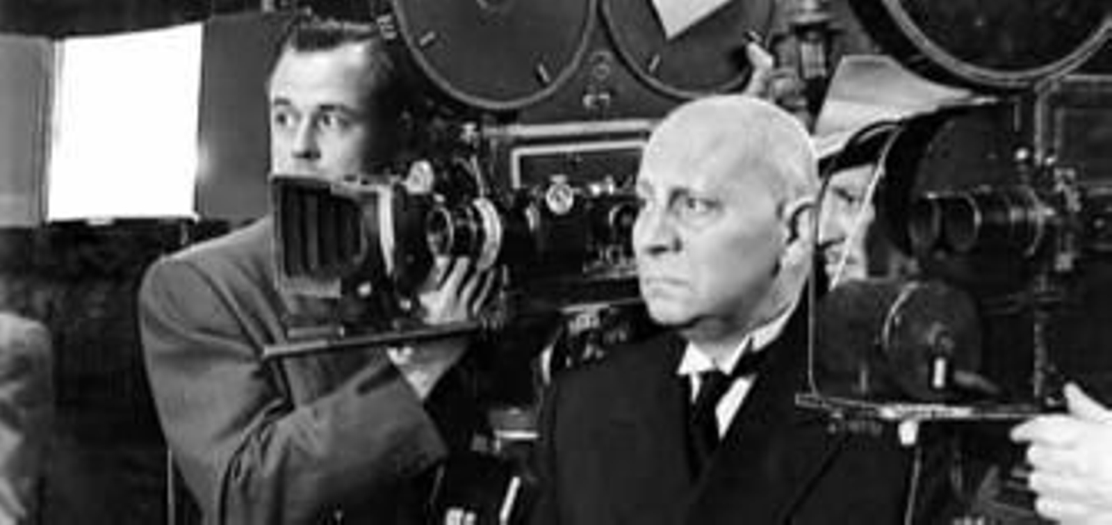 1. Interpretando al mariscal Rommel en 'Cinco tumbas para el Cairo' de Billy Wilder. 2. Escena final de 'El crepúsculo de los dioses', donde firmó su testamento cinematográfico interpretándose a sí mismo como un director de cine venido a menos.