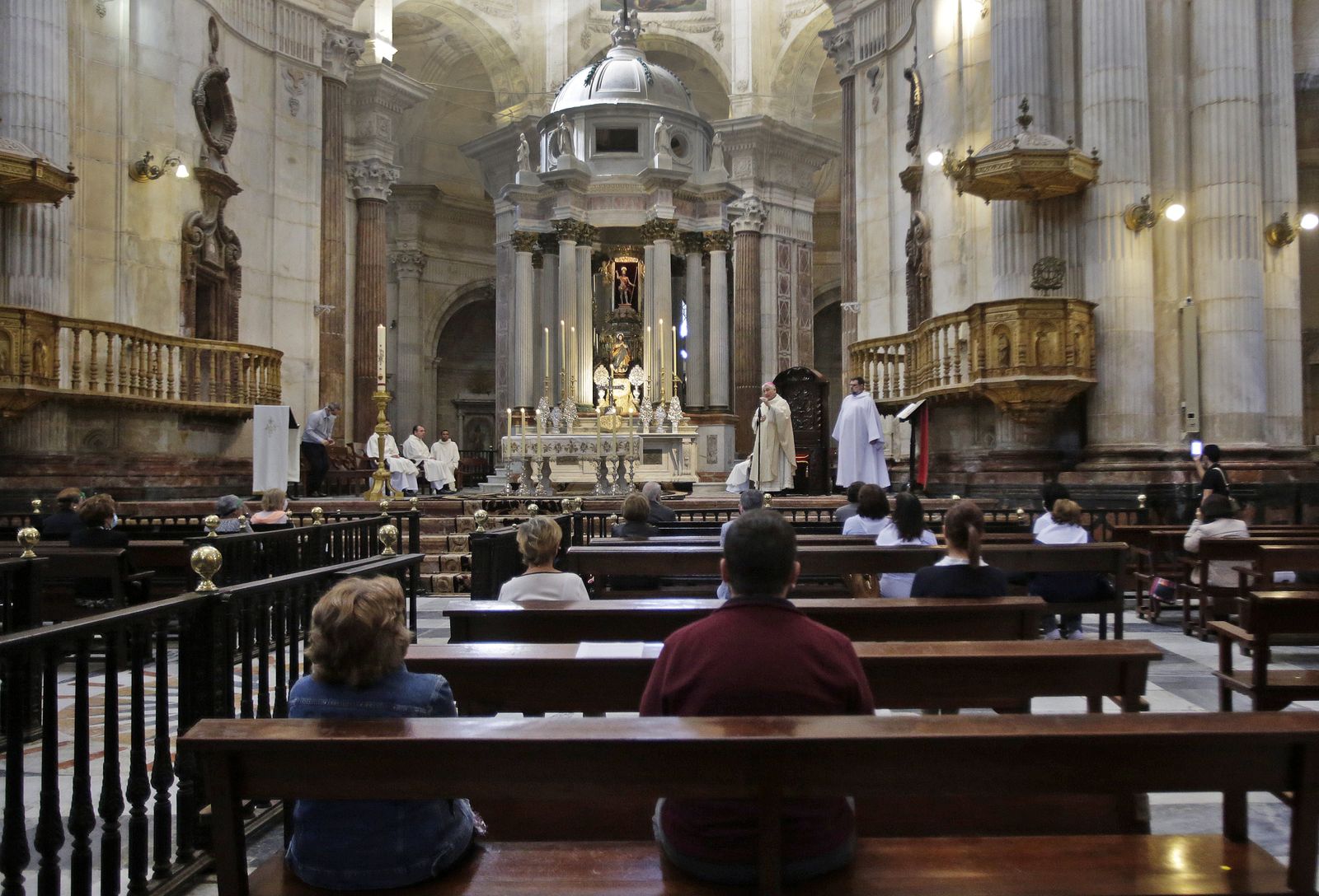 Primera misa en la Catedral de Cádiz, oficiada por el Obispo.