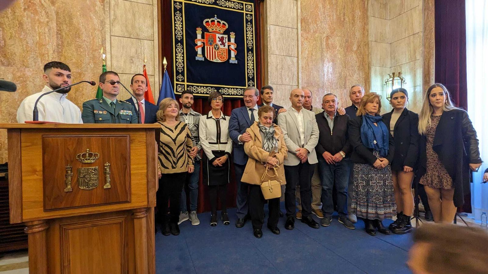 Familiares de las tres víctimas junto a las autoridades