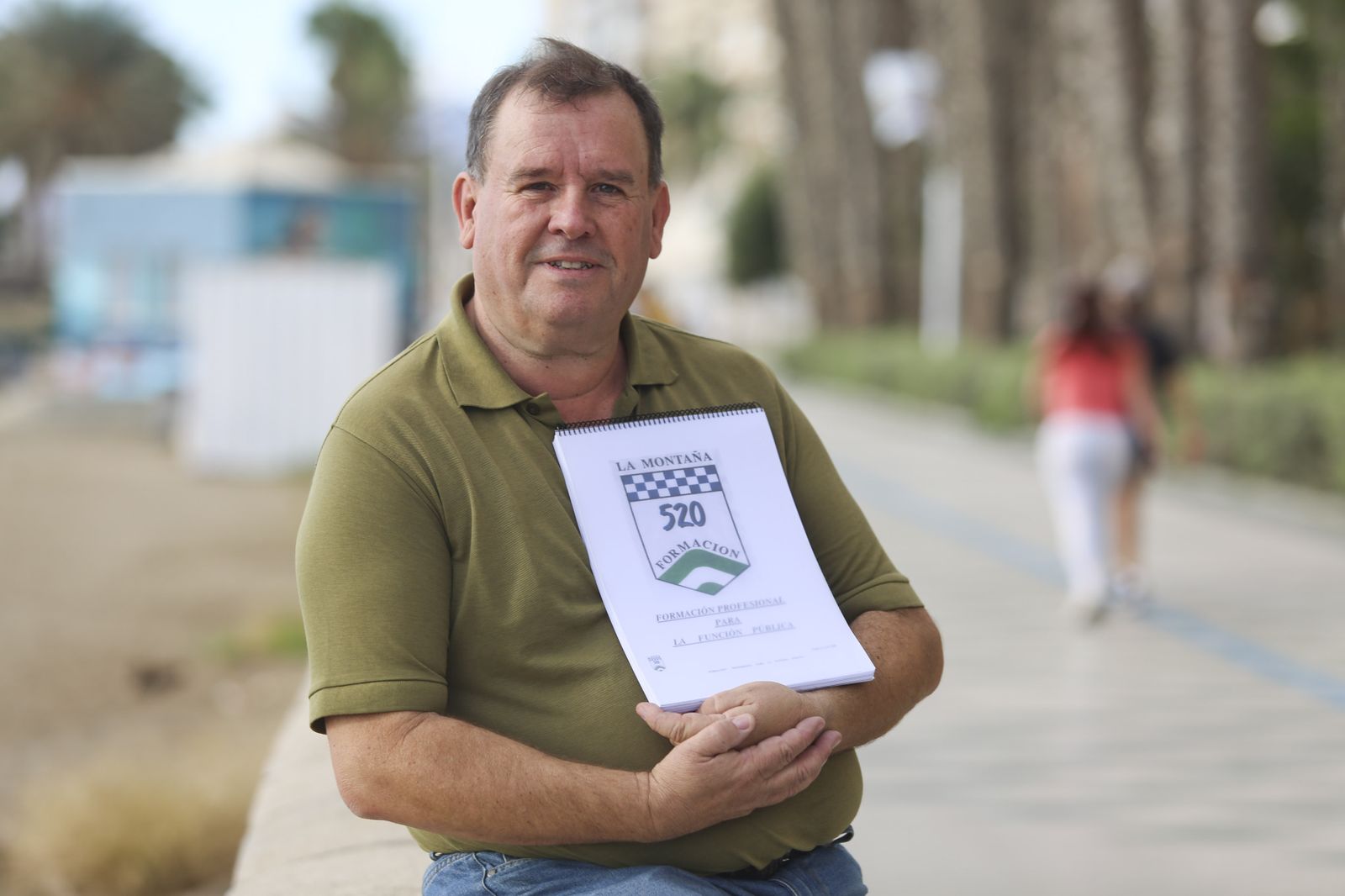Marcelino Moreno, junto con el temario para preparar las oposiciones.
