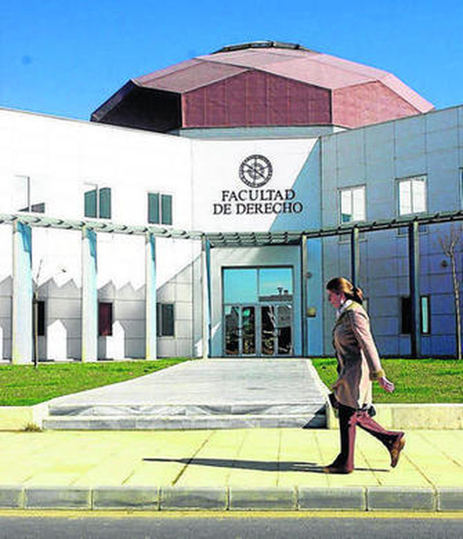 Fachada de la Facultad de Derecho.