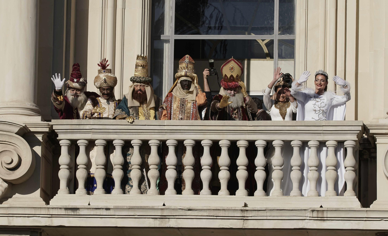 Los Reyes Magos saludan desde el balcón del Rectorado.
