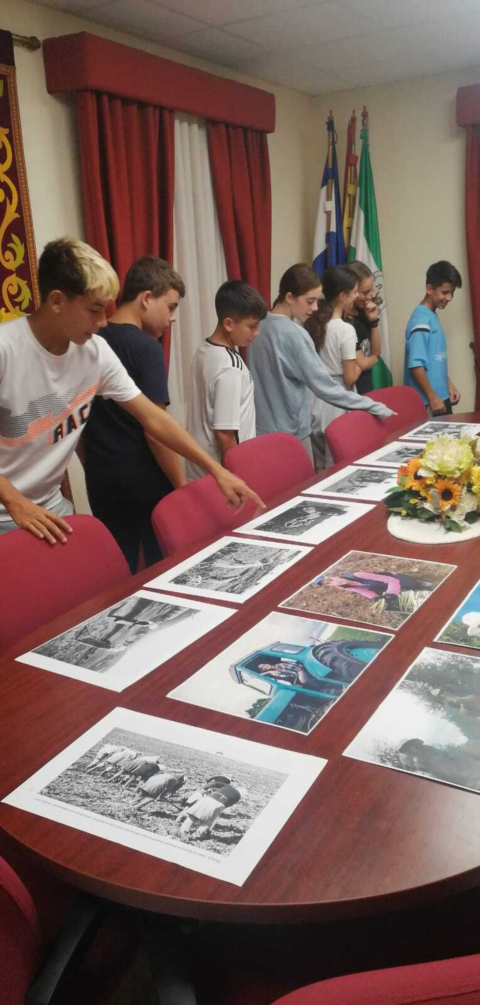 Imagen de la visita del alumnado a la exposición en el Ayuntamiento.