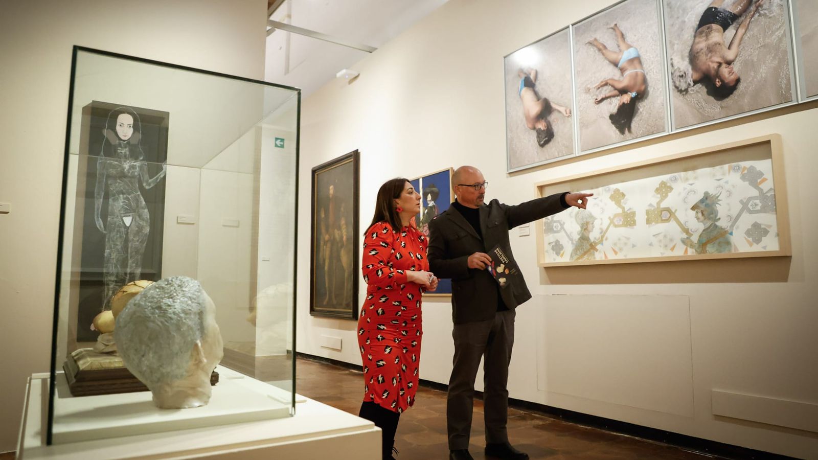 La vicerrectora de Extensión Universitaria y el comisario de la muestra durante la visita inaugural.