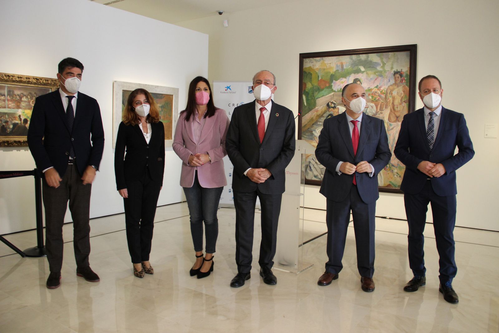 Las autoridades participantes en el acuerdo posan en el museo, este viernes, tras la firma.