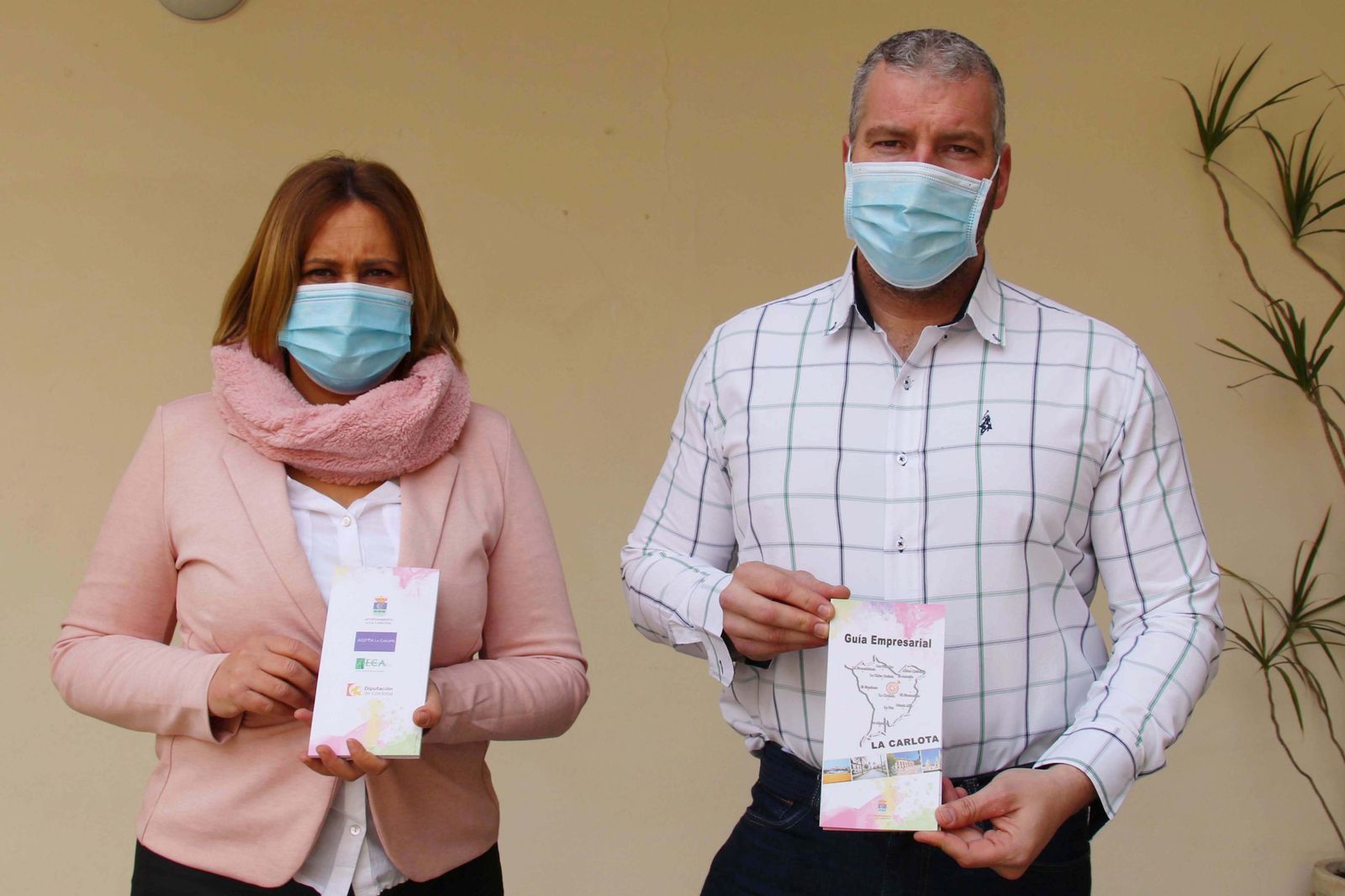 Raquel Alors y Antonio Granados con la nueva guía de La Carlota.