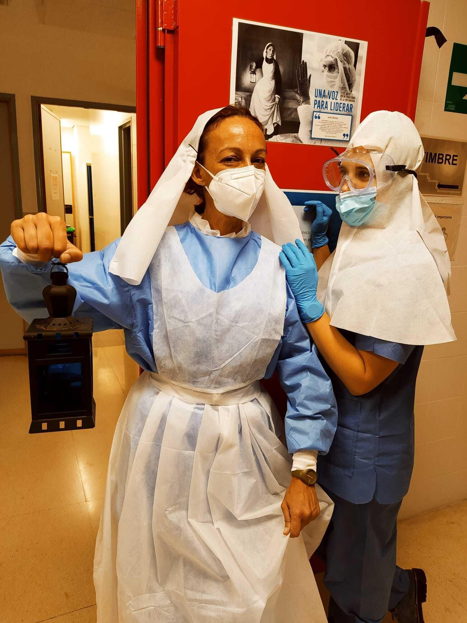 La enfermera Macarena Reina se viste de época en homenaje a la fundadora de la Enfermería.