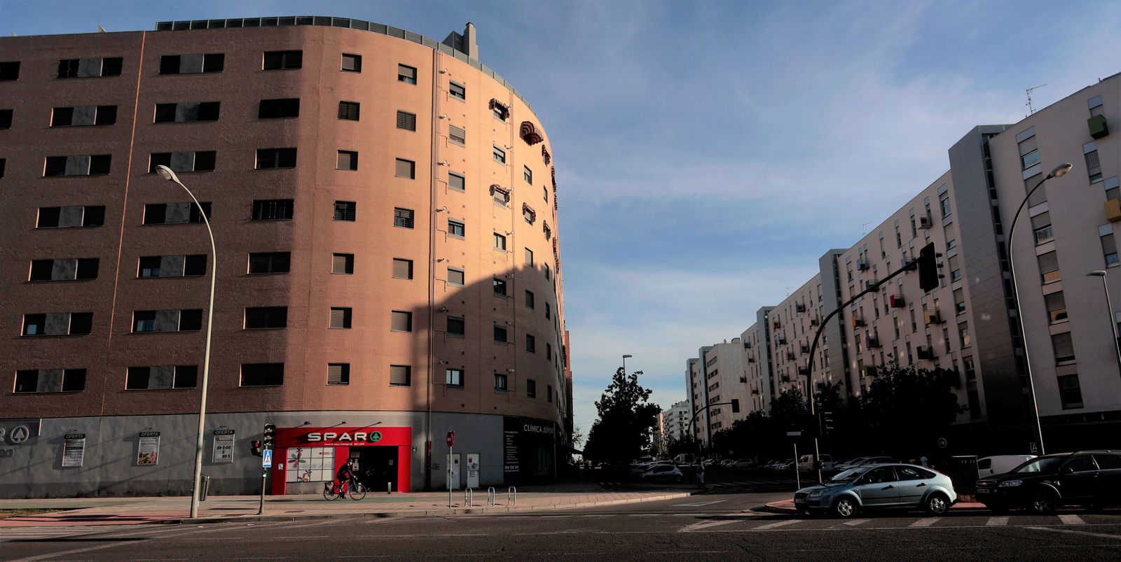 Bloque de viviendas asequibles que se construyó hace décadas en Sevilla Este.